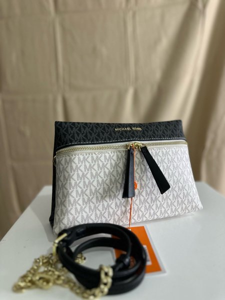 شنط \ Mishael kors Medium - white / black