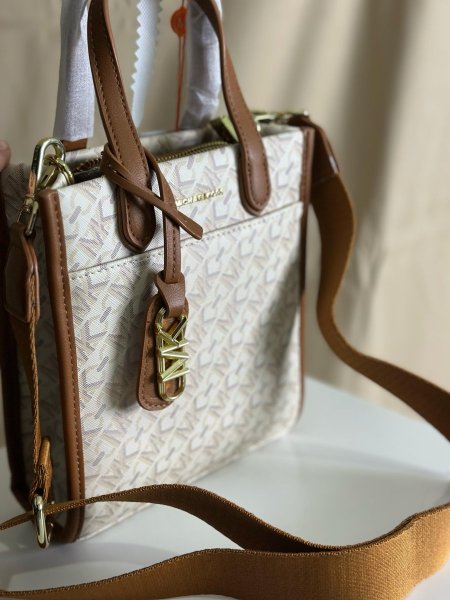 شنط \ Mishael kors Medium - White