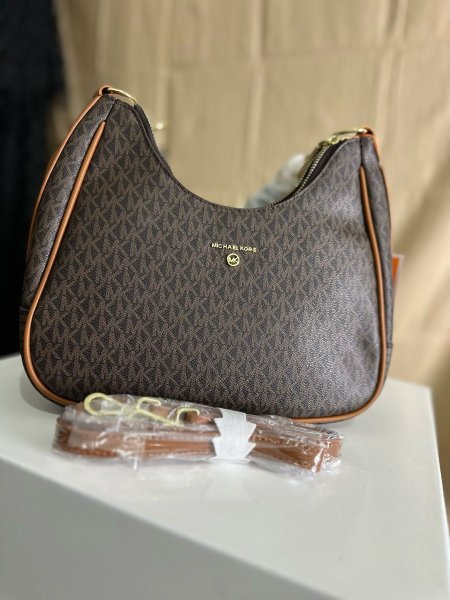 شنط \ Mishael kors Medium - brown