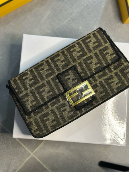 شنط \ FENDI - Light brown