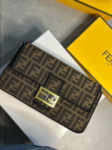 شنط \ FENDI - Dark brown