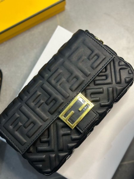 شنط \ FENDI - Black