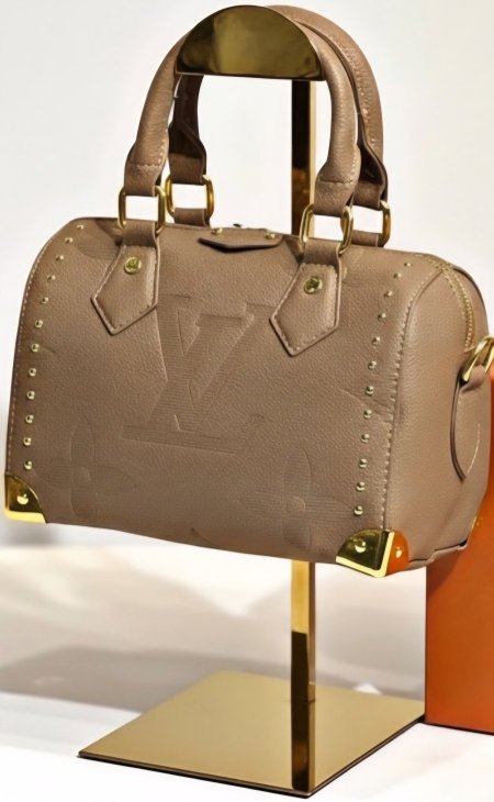 شنطه LOUIS VUITTON  لون بيج  حجم صغير