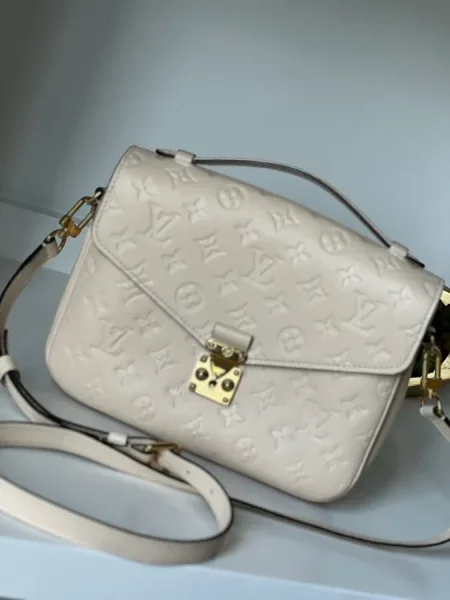 شنطة Louis Vuitton  - Beige