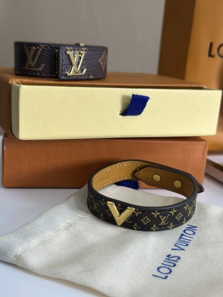 اسوارة Louis Vuitton 