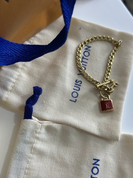 اسوارة Louis Vuitton