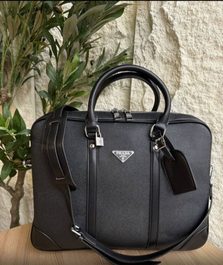 شنطه حاسوب من PRADA لون اسود عمليه جدا وحجم كبير