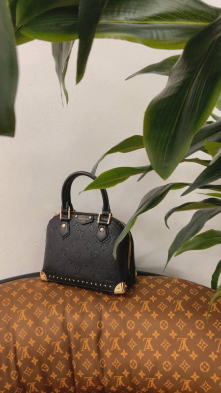 شنطه LOUIS VUITTON لون اسود حجم وسط شامل بوكسين