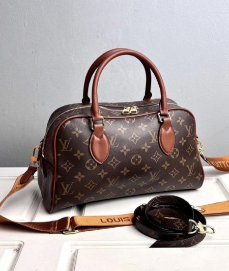 شنطه Louis Vuitton لون بني حجم وسط
