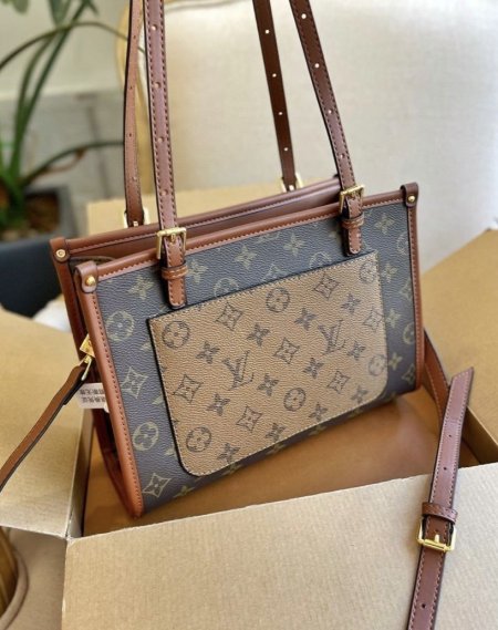 شنطه LOUIS VUITTON لون بني حجم وسط