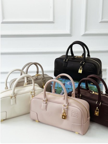 شنطه LOEWE   حجم وسط  ومتوفر عده ألوان