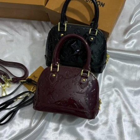شنطه LOUIS VUITTON مع لمعه حجم صغير ومتوفر بلونين احمر و اسود