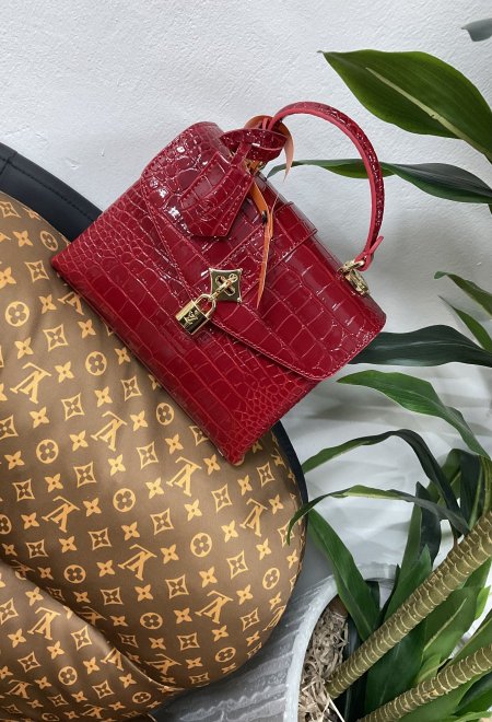 شنطه LOUIS VUITTON جلد الحيه لون احمر فاقع وحجمها وسط  متوفر كميه صغيره