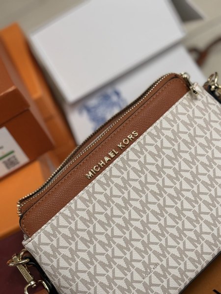 شنطةMichael Kors حجم وسط