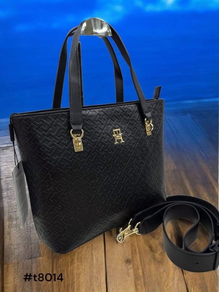 Tommy hilfiger الجديده كلياً بحجم متوسط 🥹🥹