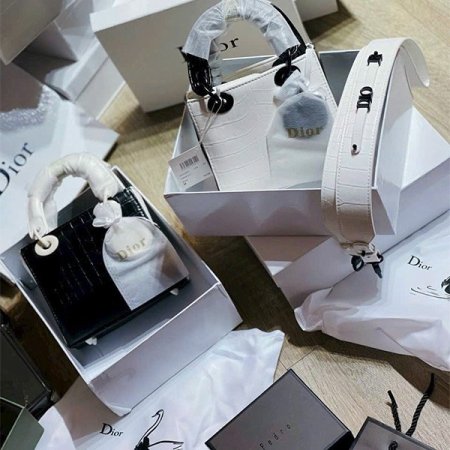 Lady dior جلد متوفر باللونين 🖤✨
