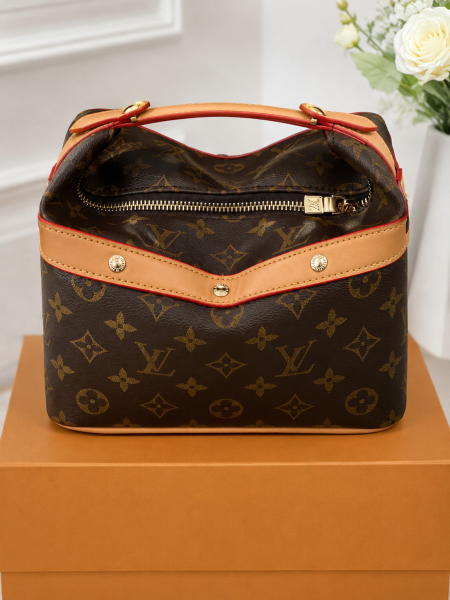 Louis Vuitton Soft Vanity Bag  متوفر بلونين البيج و الكمل