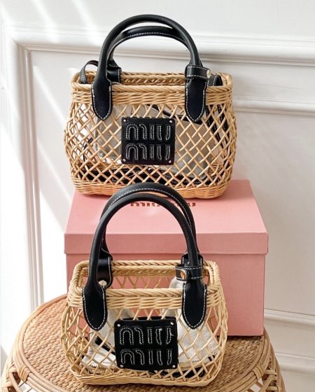 Miu Miu Woven Basket Bag متوفر حجمين رجولونين بني كبير وبني صغير واسودّ كبير وصغير