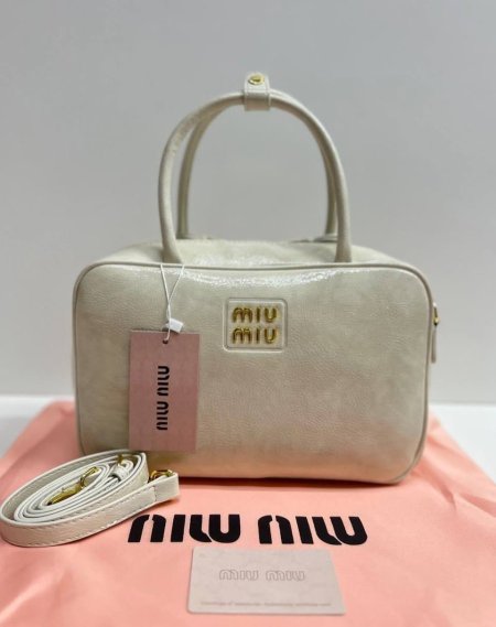 شنطة Miu Miu مع لمعه بحجم وسط .💞✌🏻