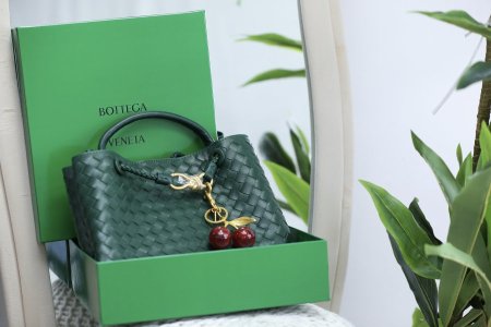 شنطة BOTTEGA حجم كبير ومقسمه من جوا