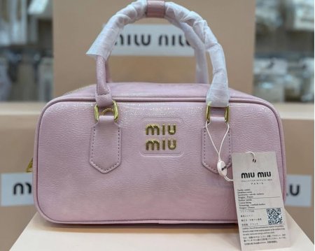 شنطة Miu Miu حجم وسط