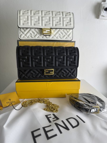 شنطة fendi حجم صغير