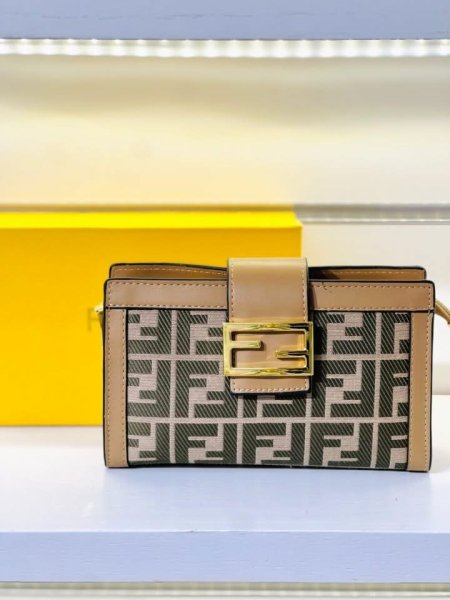 شنطه كروس من fendi