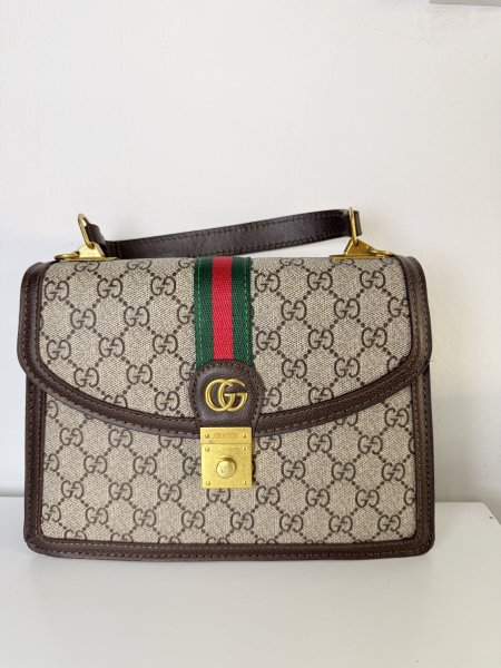 شنطة gucci وسط